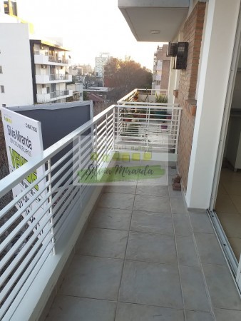 Departamento semipiso externo de un dormitorio con cochera