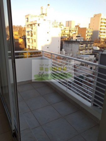 Departamento semipiso externo de un dormitorio con cochera